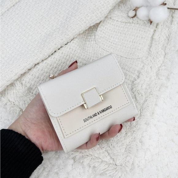 Handbags - ⚠️Clearance White Bifold Fashion Wallet / Cardholder